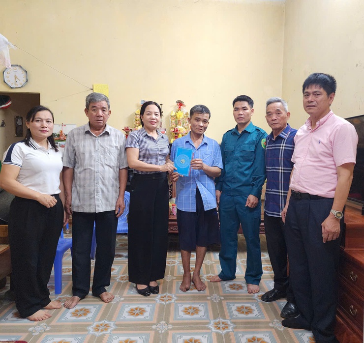 HOÀ XÁ TỔ CHỨC TRAO TẶNG SỔ TIẾT KIỆM CHO GIA ĐÌNH CÓ THANH NIÊN LÊN ĐƯỜNG NHẬP NGŨ NĂM 2026- Ảnh 4.