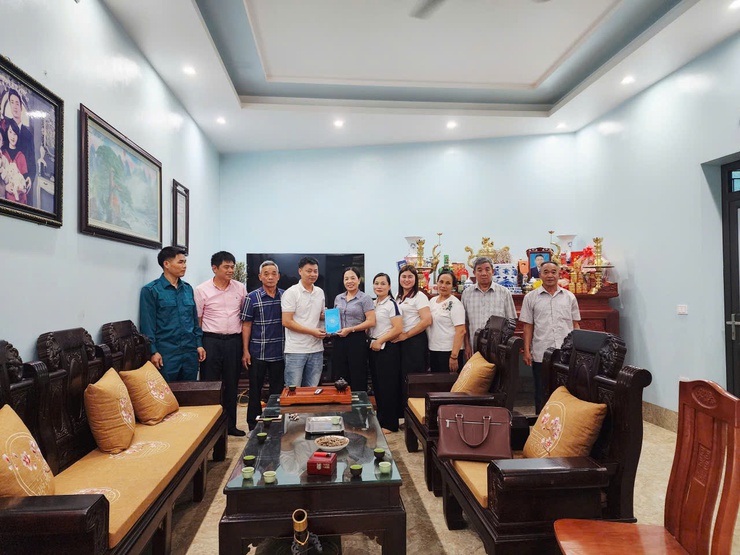 HOÀ XÁ TỔ CHỨC TRAO TẶNG SỔ TIẾT KIỆM CHO GIA ĐÌNH CÓ THANH NIÊN LÊN ĐƯỜNG NHẬP NGŨ NĂM 2026- Ảnh 5.