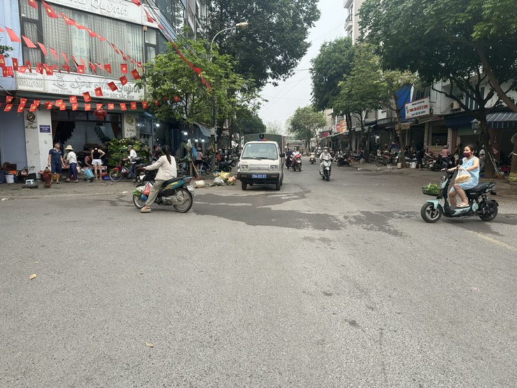 Quyết liệt lập lại trật tự đô thị tại Kiến Hưng: Đường thông, hè thoáng nhưng tiểu thương còn nhiều trăn trở- Ảnh 1.