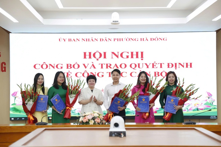 Phường Hà Đông trao quyết định bổ nhiệm, bổ nhiệm lại 5 cán bộ lãnh đạo- Ảnh 1.