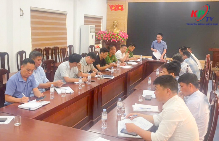 Phòng Kinh tế xã Kiều Phú tổ chức hội nghị công bố Quyết định thành lập Tổ công tác rà soát, đo đạc, xác định mốc giới hành lang giao thông, khơi thông "điểm nghẽn" trật tự đô thị.- Ảnh 1.