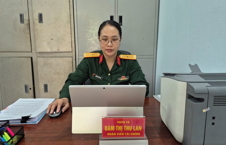 Tấm gương vượt khó, tận tụy trong công tác của nữ quân nhân xã Bát Tràng- Ảnh 1.