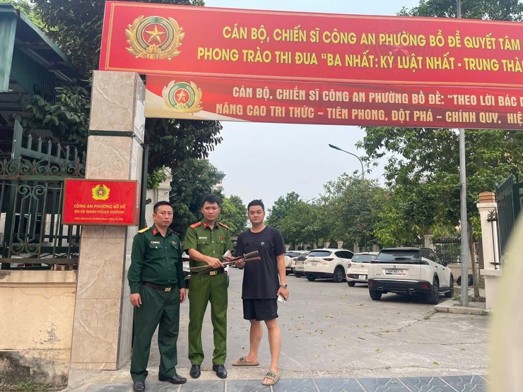 Công an phường Bồ Đề tiếp nhận, xử lý vũ khí do người dân tự nguyện giao nộp- Ảnh 1.