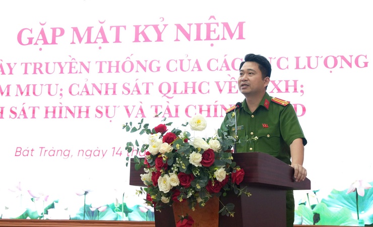 Công an xã Bát Tràng gặp mặt kỷ niệm 80 năm Ngày truyền thống các lực lượng tham mưu Công an Nhân dân- Ảnh 2.