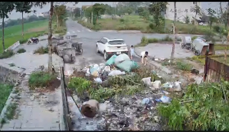 Tình trạng đổ rác, đốt rác bừa bãi vẫn diễn ra trên địa bàn xã Thư Lâm- Ảnh 6.