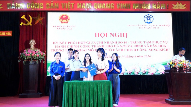 KÝ KẾT CHƯƠNG TRÌNH PHỐI HỢP TRIỂN KHAI MÔ HÌNH "TỔ HÀNH CHÍNH CÔNG XUNG KÍCH" TẠI XÃ DÂN HÒA

- Ảnh 7.