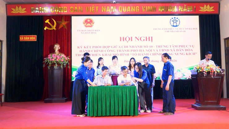 KÝ KẾT CHƯƠNG TRÌNH PHỐI HỢP TRIỂN KHAI MÔ HÌNH "TỔ HÀNH CHÍNH CÔNG XUNG KÍCH" TẠI XÃ DÂN HÒA

- Ảnh 9.