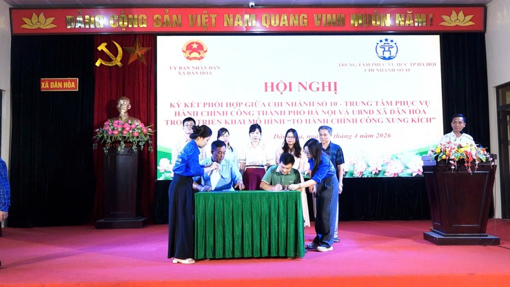 KÝ KẾT CHƯƠNG TRÌNH PHỐI HỢP TRIỂN KHAI MÔ HÌNH "TỔ HÀNH CHÍNH CÔNG XUNG KÍCH" TẠI XÃ DÂN HÒA

- Ảnh 10.