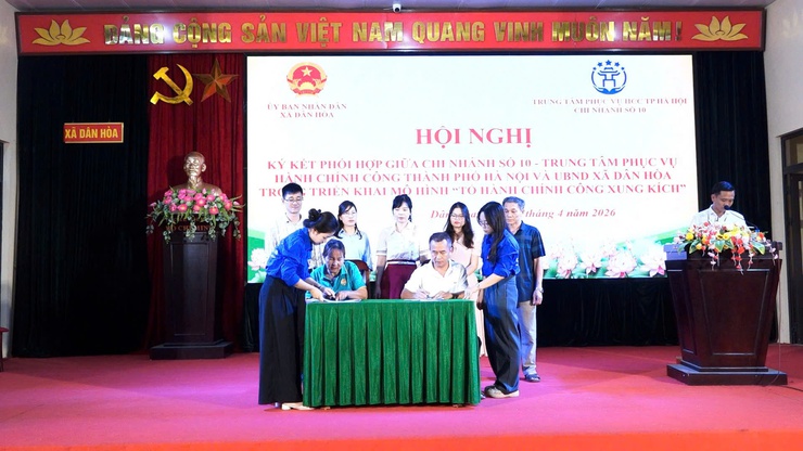 KÝ KẾT CHƯƠNG TRÌNH PHỐI HỢP TRIỂN KHAI MÔ HÌNH "TỔ HÀNH CHÍNH CÔNG XUNG KÍCH" TẠI XÃ DÂN HÒA

- Ảnh 8.