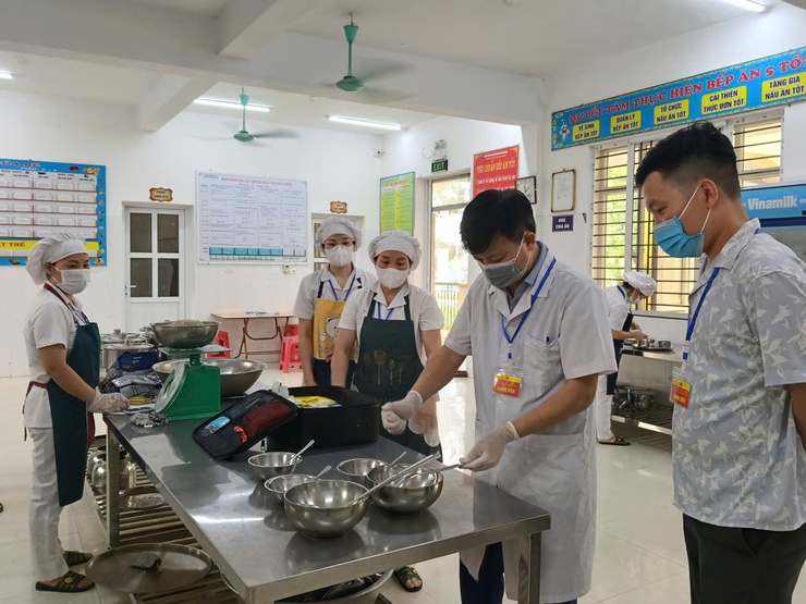 Đợt kiểm tra an toàn thực phẩm bước sang ngày thứ 5: Tăng cường kiểm soát bếp ăn bán trú.- Ảnh 2.