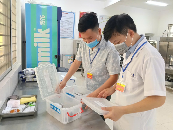 Đợt kiểm tra an toàn thực phẩm bước sang ngày thứ 5: Tăng cường kiểm soát bếp ăn bán trú.- Ảnh 3.
