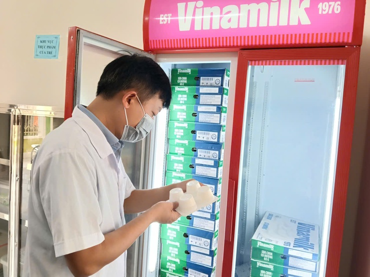 Đợt kiểm tra an toàn thực phẩm bước sang ngày thứ 5: Tăng cường kiểm soát bếp ăn bán trú.- Ảnh 4.