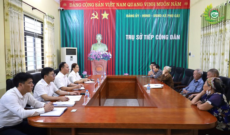 Đồng chí Chủ tịch UBND xã Phú Cát tiếp 18 lượt công dân trong buổi tiếp công dân định kỳ- Ảnh 1.