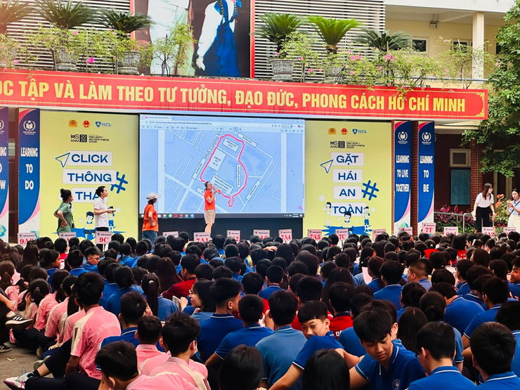 HÀNH TRÌNH 1 KM XANH – BÀI HỌC SỐNG ĐỘNG
VỀ TRÁCH NHIỆM VỚI MÔI  TRƯỜNG  TẠI TRƯỜNG THCS NGUYỄN DU- Ảnh 2.