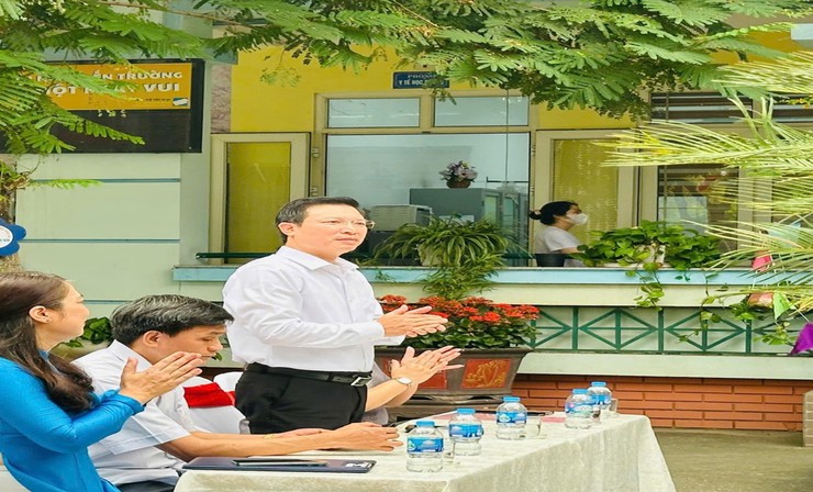 UBND phường Hoàng Liệt gặp mặt, chúc mừng cô giáo Trần Thị Ý Nhi đạt giải Nhất trong Hội thi Giáo viên dạy giỏi cấp Thành phố- Ảnh 1.