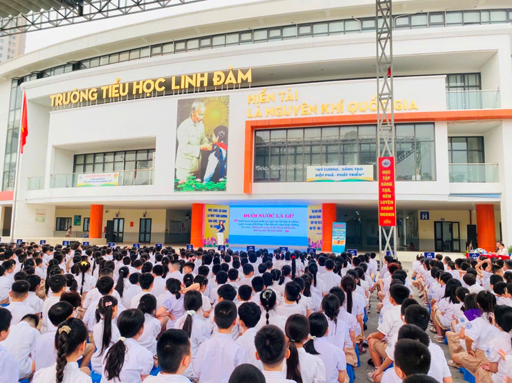 Trường tiểu học Linh Đàm tổ chức chương trình “Tuyên truyền phòng chống đuối nước dành cho trẻ em”. - Ảnh 1.