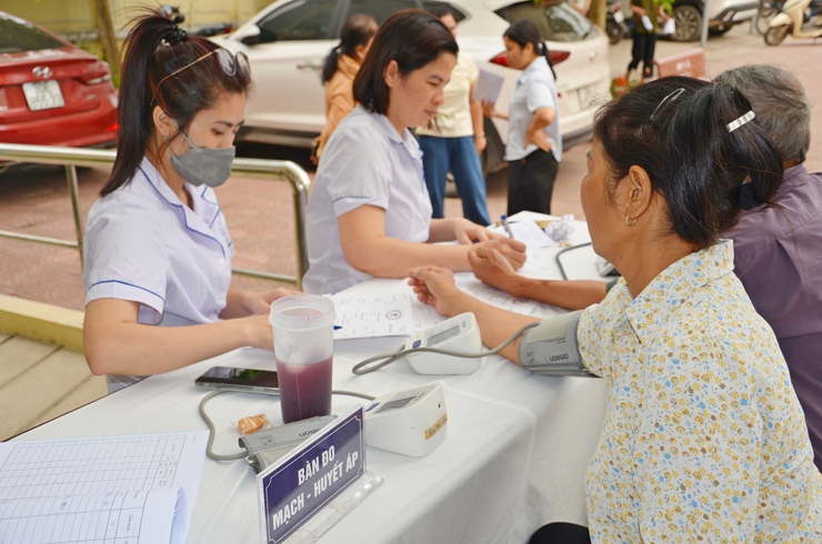Người dân phường Tùng Thiện hào hứng tham gia Chiến dịch chăm sóc sức khỏe năm 2026- Ảnh 2.