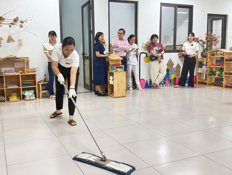 Tăng cường vệ sinh môi trường, khử khuẩn chủ động phòng chống bệnh tay chân miệng và các dịch bệnh khác- Ảnh 1.