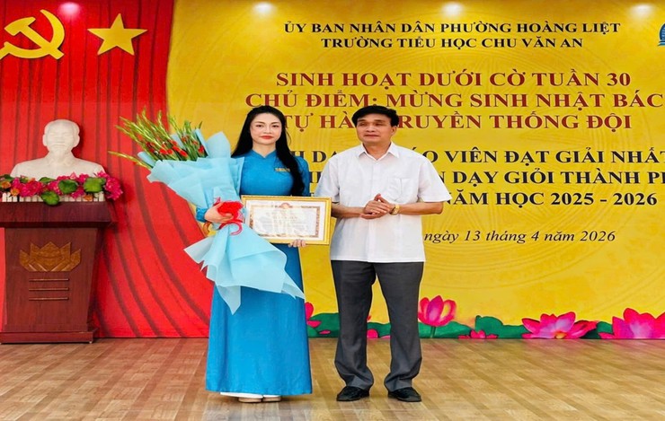 UBND phường Hoàng Liệt gặp mặt, chúc mừng cô giáo Trần Thị Ý Nhi đạt giải Nhất trong Hội thi Giáo viên dạy giỏi cấp Thành phố- Ảnh 2.