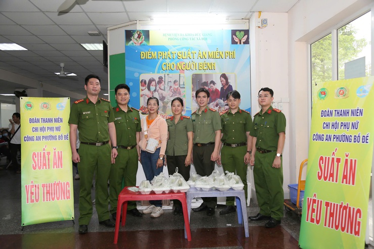 Chi hội phụ nữ công an phường Bồ Đề lan tỏa yêu thương qua hoạt động phát cơm miễn phí- Ảnh 2.