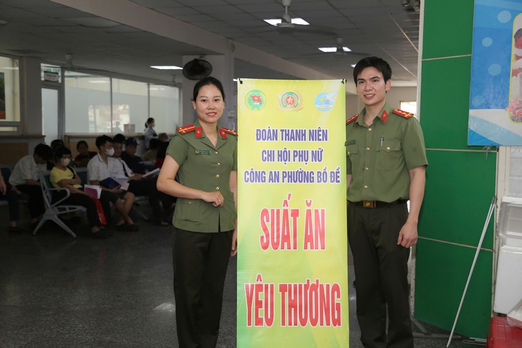 Chi hội phụ nữ công an phường Bồ Đề lan tỏa yêu thương qua hoạt động phát cơm miễn phí- Ảnh 1.