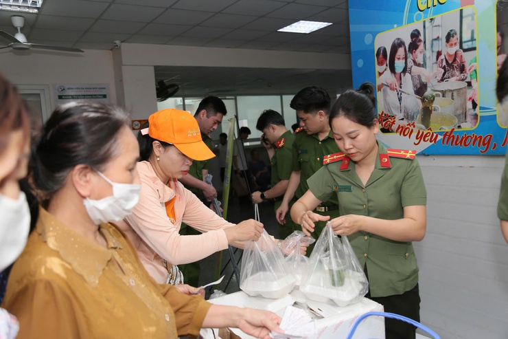 Chi hội phụ nữ công an phường Bồ Đề lan tỏa yêu thương qua hoạt động phát cơm miễn phí- Ảnh 3.