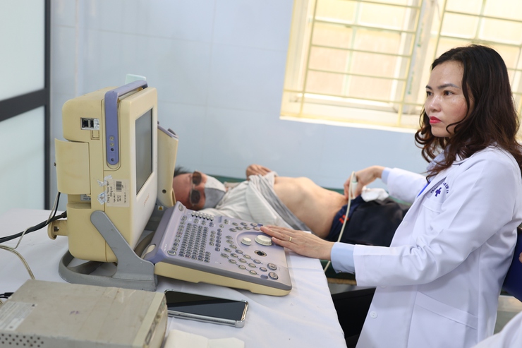 THẠCH THẤT: TỔ CHỨC KHÁM BỆNH, CẤP THUỐC MIỄN PHÍ CHO NGƯỜI KHUYẾT TẬT- Ảnh 2.