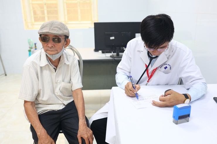 THẠCH THẤT: TỔ CHỨC KHÁM BỆNH, CẤP THUỐC MIỄN PHÍ CHO NGƯỜI KHUYẾT TẬT- Ảnh 5.