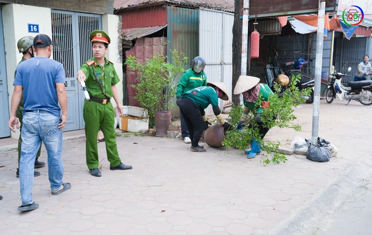 Quốc Oai ra quân cao điểm xử lý vi phạm trật tự đô thị, vệ sinh môi trường phục vụ Lễ hội Chùa Thầy 2026- Ảnh 3.
