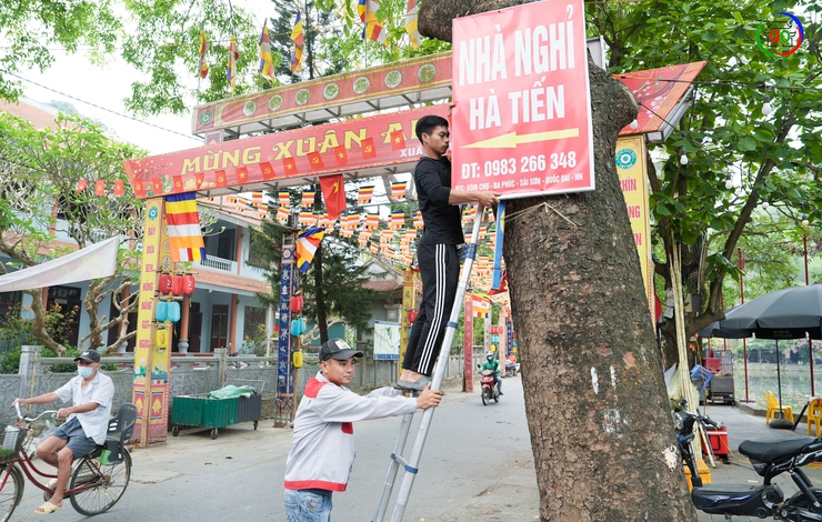 Quốc Oai ra quân cao điểm xử lý vi phạm trật tự đô thị, vệ sinh môi trường phục vụ Lễ hội Chùa Thầy 2026- Ảnh 4.