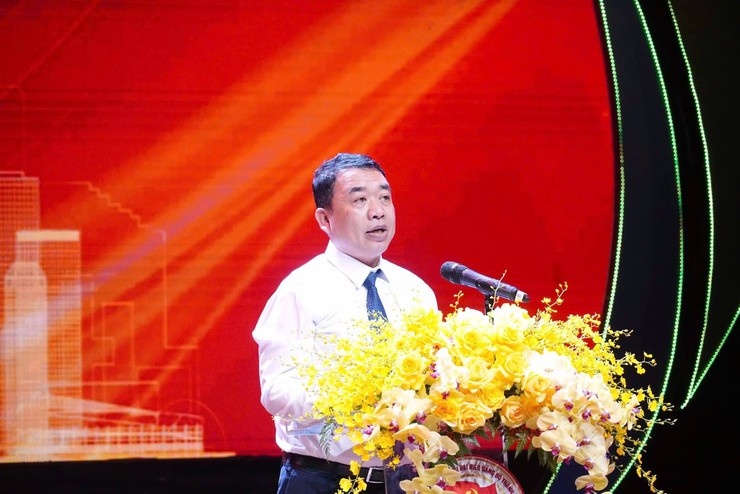 Đồng chí Phó Chủ tịch Công đoàn Phường Phú Thượng cùng các thành viên đội thi "Hoa Sen" đạt giải Nhì cuộc thi tìm hiểu Nghị quyết XVIII Đại hội Đảng Bộ Thành phố Hà Nội- Ảnh 2.