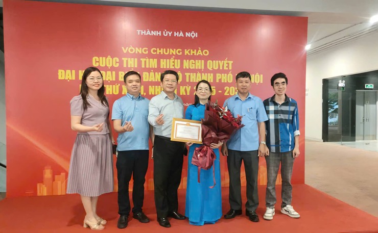 Đồng chí Phó Chủ tịch Công đoàn Phường Phú Thượng cùng các thành viên đội thi "Hoa Sen" đạt giải Nhì cuộc thi tìm hiểu Nghị quyết XVIII Đại hội Đảng Bộ Thành phố Hà Nội- Ảnh 7.