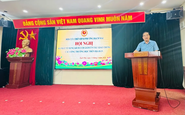 Hội cựu chiến binh phường Bạch Mai TP. Hà Nội với mô hình Tổ xung kích giảm ùn tắc giao thông cổng trường học- Ảnh 1.