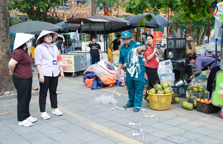Quốc Oai ra quân cao điểm xử lý vi phạm trật tự đô thị, vệ sinh môi trường phục vụ Lễ hội Chùa Thầy 2026- Ảnh 7.