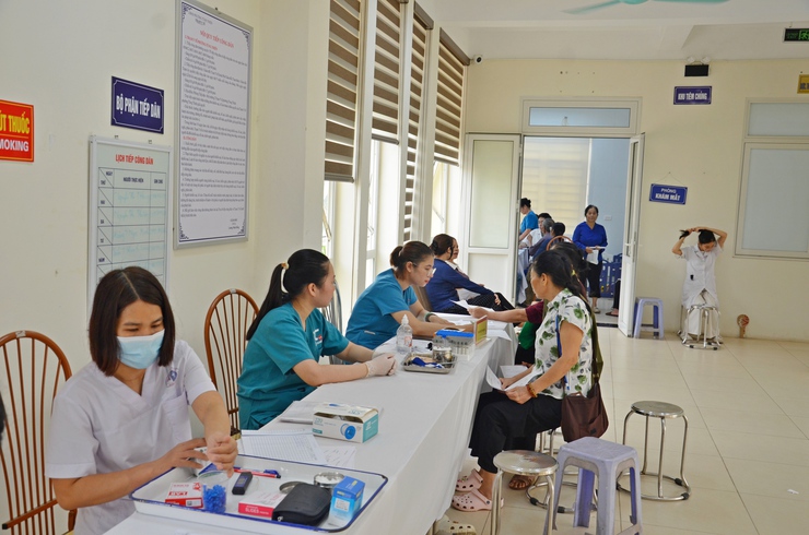 Người dân phường Tùng Thiện hào hứng tham gia Chiến dịch chăm sóc sức khỏe năm 2026- Ảnh 4.