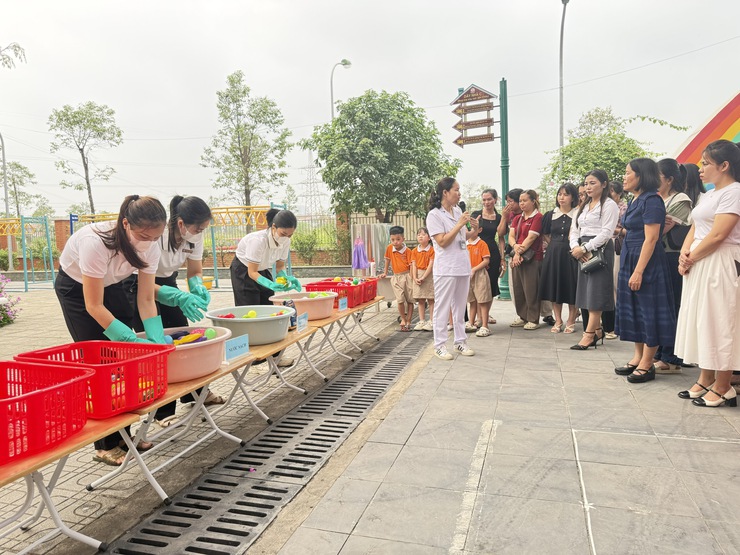 Tăng cường vệ sinh môi trường, khử khuẩn chủ động phòng chống bệnh tay chân miệng và các dịch bệnh khác- Ảnh 2.