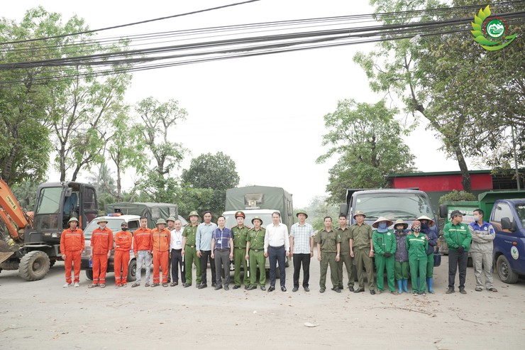 CÁC LỰC LƯỢNG XÃ PHÚ CÁT RA QUÂN BẢO ĐẢM TRẬT TỰ ĐÔ THỊ, AN TOÀN GIAO THÔNG- Ảnh 1.