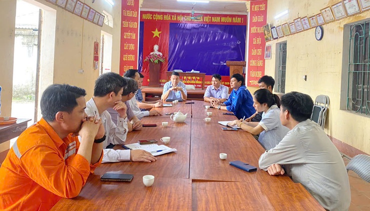 UBND xã Trần Phú làm việc với các đơn vị viễn thông, xử lý dây cáp gây cản trở giao thông tại thôn Văn Sơn- Ảnh 1.