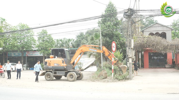 CÁC LỰC LƯỢNG XÃ PHÚ CÁT RA QUÂN BẢO ĐẢM TRẬT TỰ ĐÔ THỊ, AN TOÀN GIAO THÔNG- Ảnh 2.