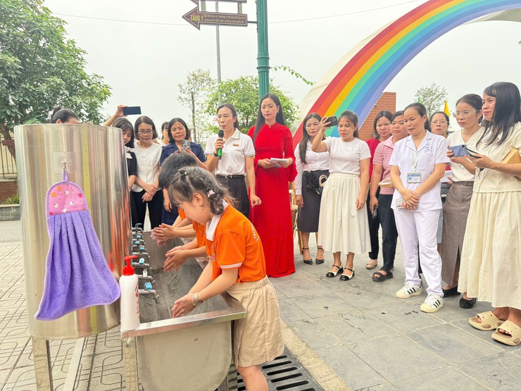 Tăng cường vệ sinh môi trường, khử khuẩn chủ động phòng chống bệnh tay chân miệng và các dịch bệnh khác- Ảnh 4.