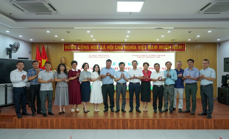 Phường Giảng Võ ký kết Chương trình phối hợp tuyên truyền với Cơ quan Báo và Phát thanh, Truyền hình Hà Nội- Ảnh 5.