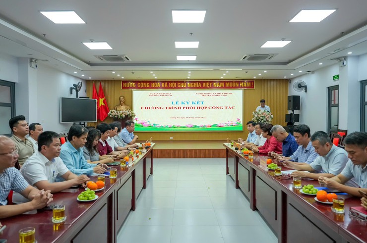 Phường Giảng Võ ký kết Chương trình phối hợp tuyên truyền với Cơ quan Báo và Phát thanh, Truyền hình Hà Nội- Ảnh 1.