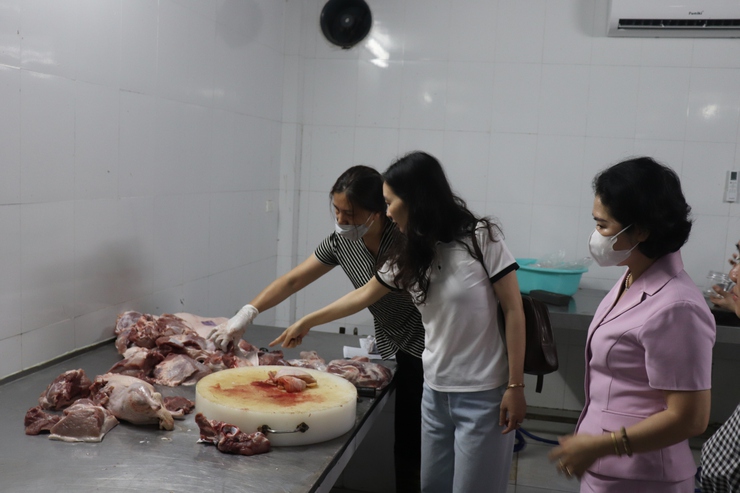 Kiểm tra công tác đảm bảo an toàn thực phẩm tại 3 cơ sở cung cấp thực phẩm cho các trường mầm non trên địa bàn- Ảnh 1.