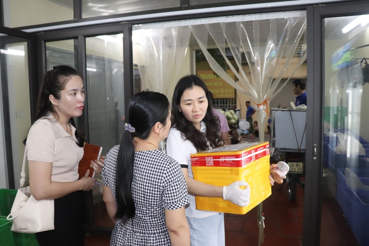 Kiểm tra công tác đảm bảo an toàn thực phẩm tại 3 cơ sở cung cấp thực phẩm cho các trường mầm non trên địa bàn- Ảnh 5.