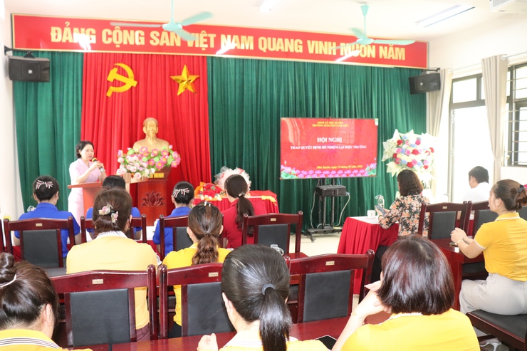 Xã Phú Xuyên trao Quyết định bổ nhiệm lại Hiệu trưởng Trường Mầm non Nam Tiến- Ảnh 1.