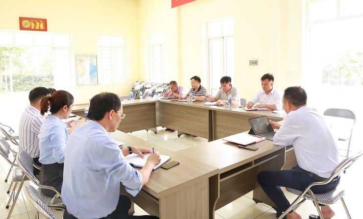 Đoàn công tác số 2 UBND xã Yên Xuân  làm việc trực tiếp với  các đồng chí Bí thư chi bộ, Trưởng ban công tác mặt trận và trưởng thôn của Thôn 1 và Thôn 4 Tiến Xuân, xã Yên Xuân- Ảnh 1.