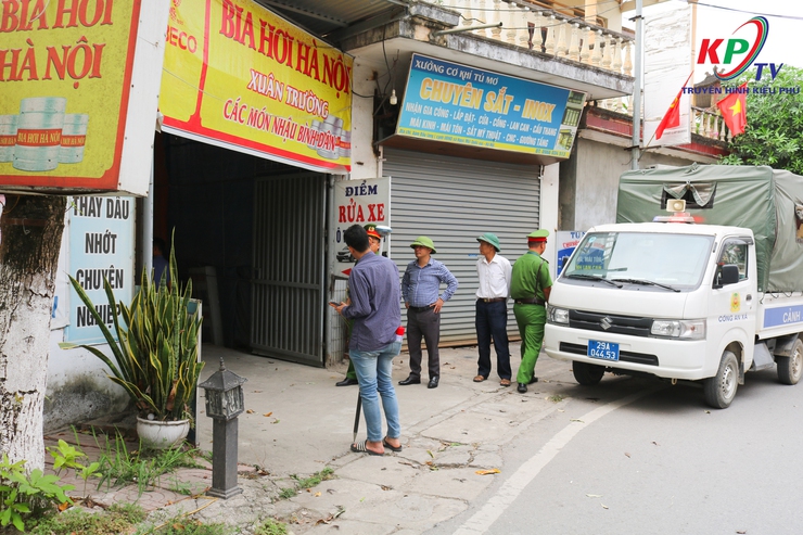 Tổ công tác xã Kiều Phú ra quân rà soát, đo đạc xác định mốc giới đất dọc tuyến đường Quốc Oai – Hòa Thạch đoạn qua thôn Phú Mỹ- Ảnh 1.