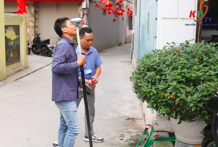 Tổ công tác xã Kiều Phú ra quân rà soát, đo đạc xác định mốc giới đất dọc tuyến đường Quốc Oai – Hòa Thạch đoạn qua thôn Phú Mỹ- Ảnh 5.