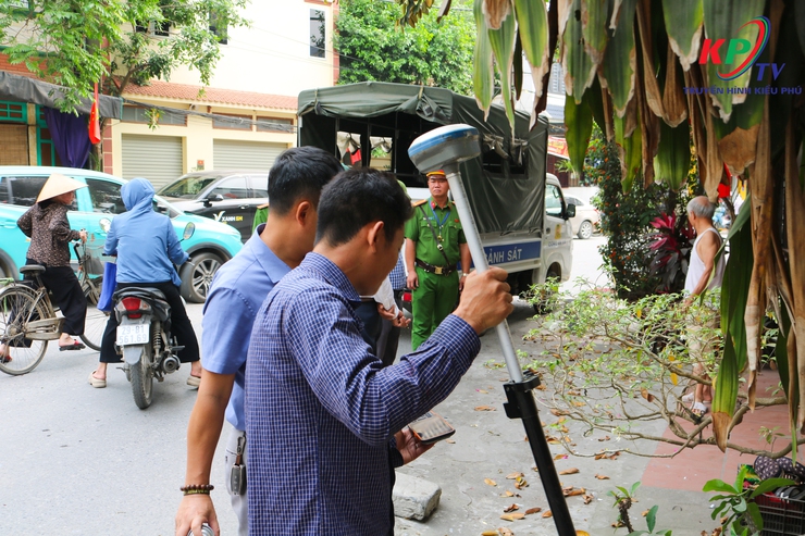 Tổ công tác xã Kiều Phú ra quân rà soát, đo đạc xác định mốc giới đất dọc tuyến đường Quốc Oai – Hòa Thạch đoạn qua thôn Phú Mỹ- Ảnh 7.