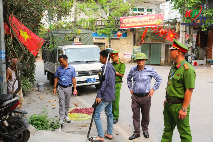 Tổ công tác xã Kiều Phú ra quân rà soát, đo đạc xác định mốc giới đất dọc tuyến đường Quốc Oai – Hòa Thạch đoạn qua thôn Phú Mỹ- Ảnh 6.